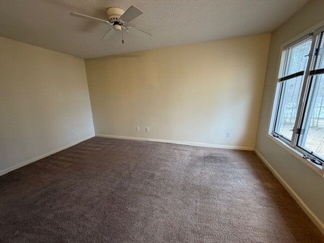 Building Photo - Elon