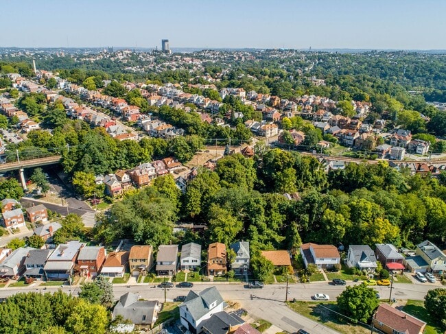 Building Photo - Gorgeous 3 Bedroom House in Beechview available July 1!