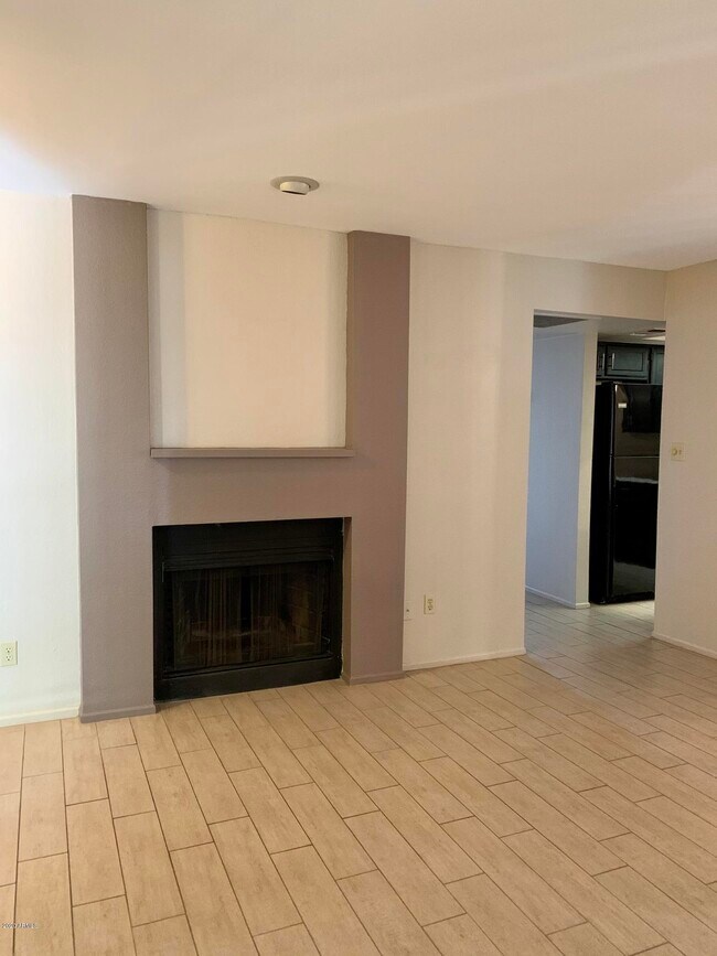 Building Photo - 3102 E Clarendon Ave