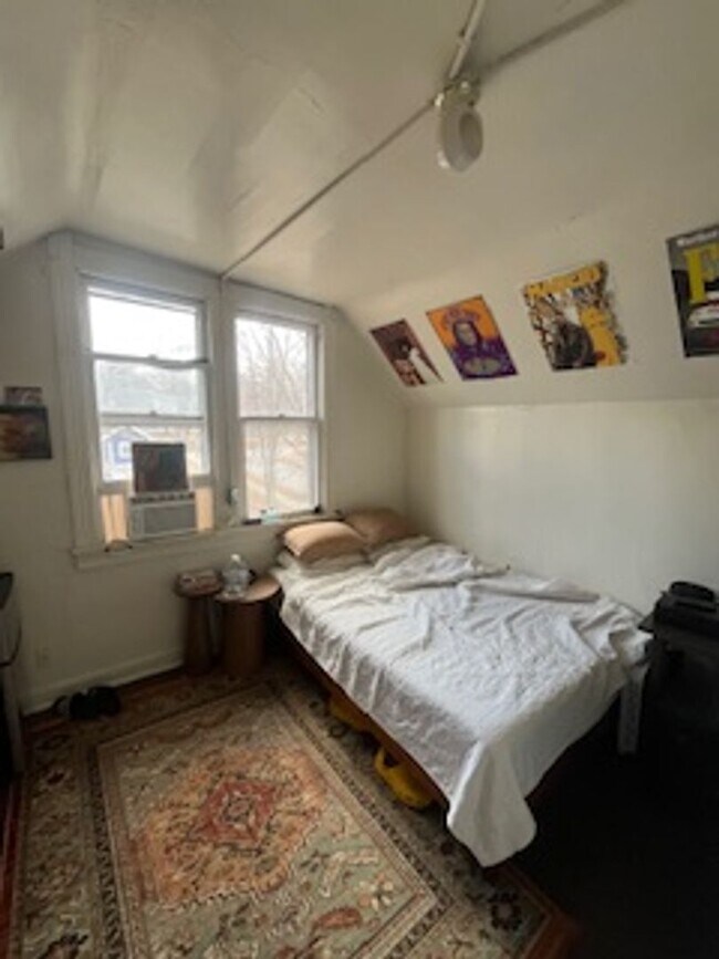 Building Photo - 5 BR / 2 BA House Near Bryan Park - Available August 2026!