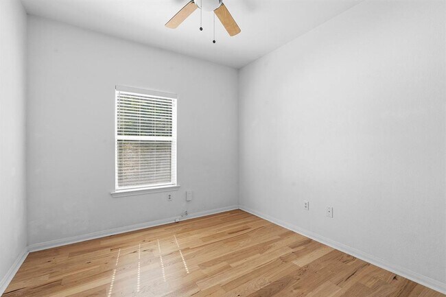 Building Photo - 2720 Oak Springs Dr