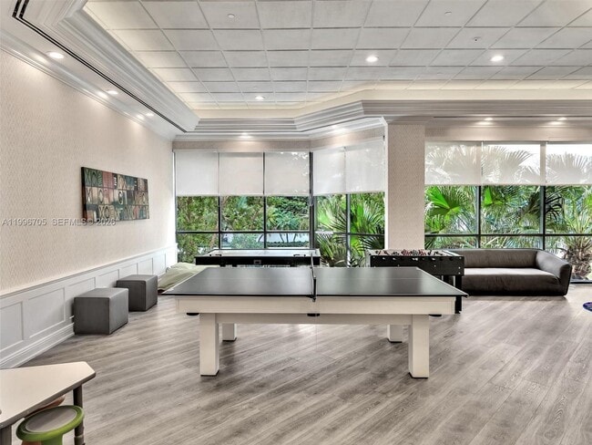 Building Photo - 2000 Island Blvd