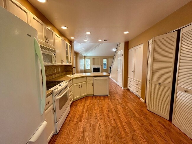 Building Photo - San Roque 3 Bedroom Townhouse - Available Late January