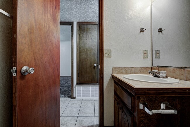 Building Photo - 1315 Glen Oaks Ct