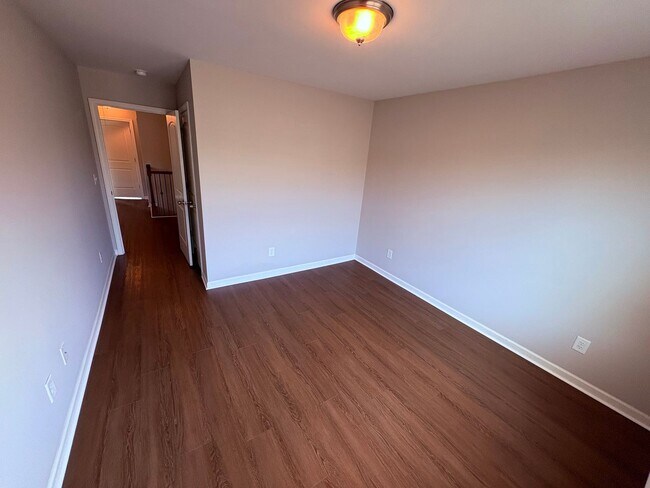 Building Photo - Stunning Stratford Park Townhome