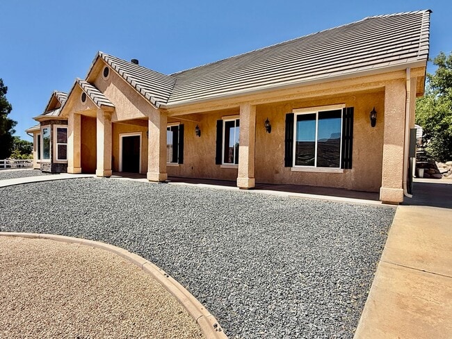 Building Photo - VIEWS in Toquerville Four Bedroom