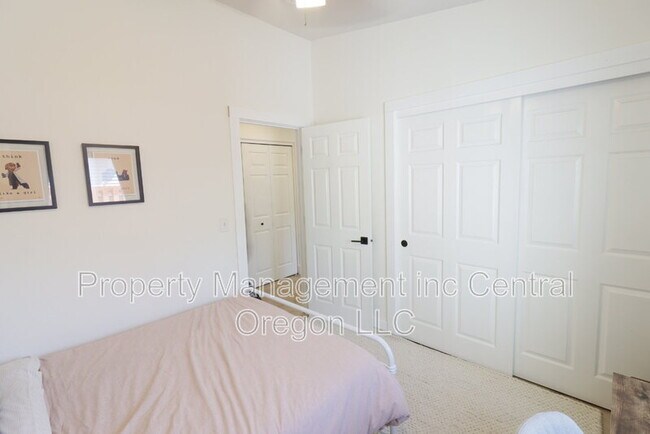 Building Photo - 908 NW Spruce Tree Pl