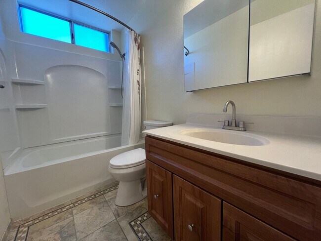 Building Photo - Modern & Renovated 2 Bed | 2 Bath Condo