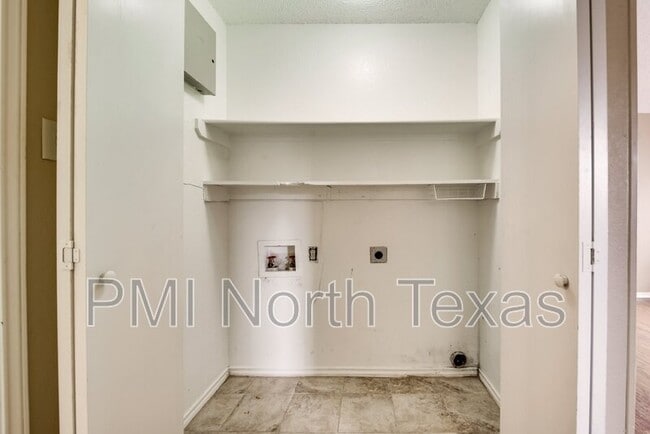 Building Photo - 2701 London Ct