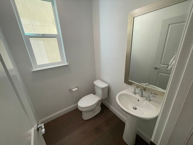 Building Photo - Charming 3 Bed / 2.5 Bath Home with Modern Upgrades