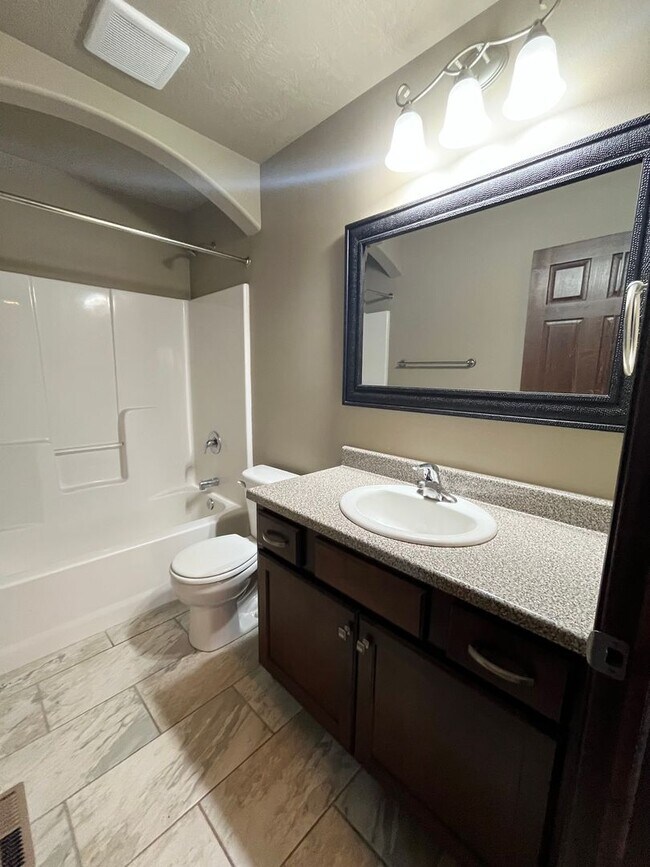 Building Photo - Gorgeous 4 Bed/3 Bath Home in Great Location!