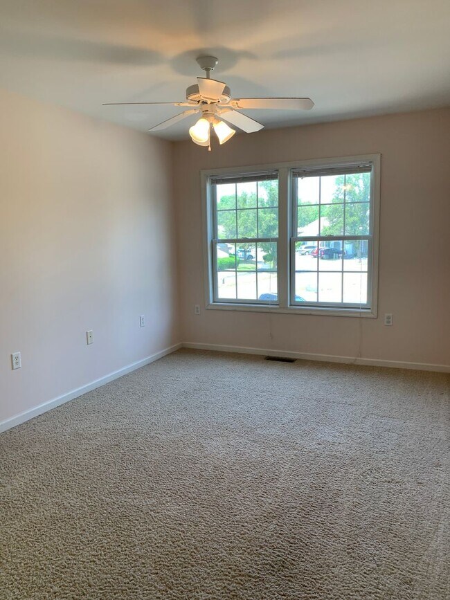 Building Photo - BEAUTIFUL 3 BED/2.5 BATH TOWNHOUSE!!