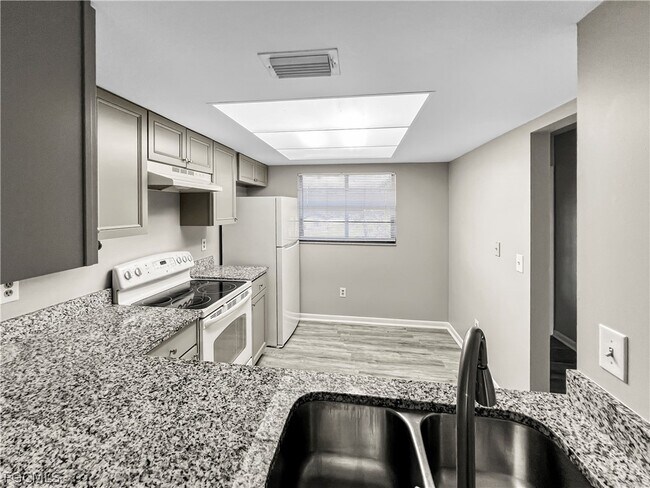 Building Photo - 4530 SW 10th Ave