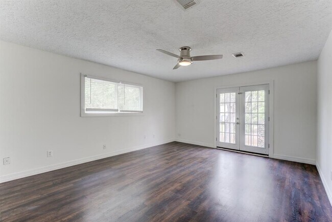 Building Photo - 560 Landfall Ln