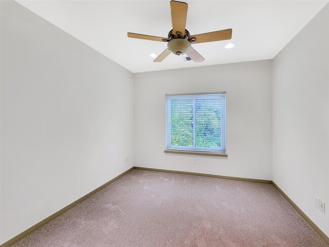 Building Photo - 321 E 20th St