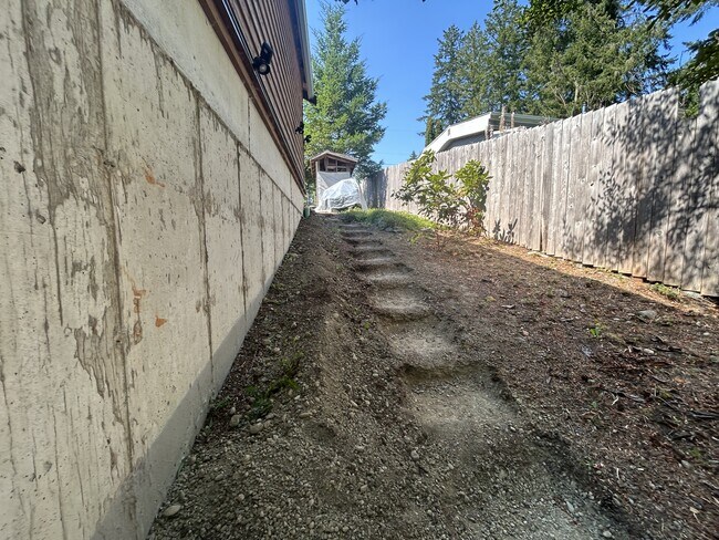 Building Photo - 1901 E Trails End Dr