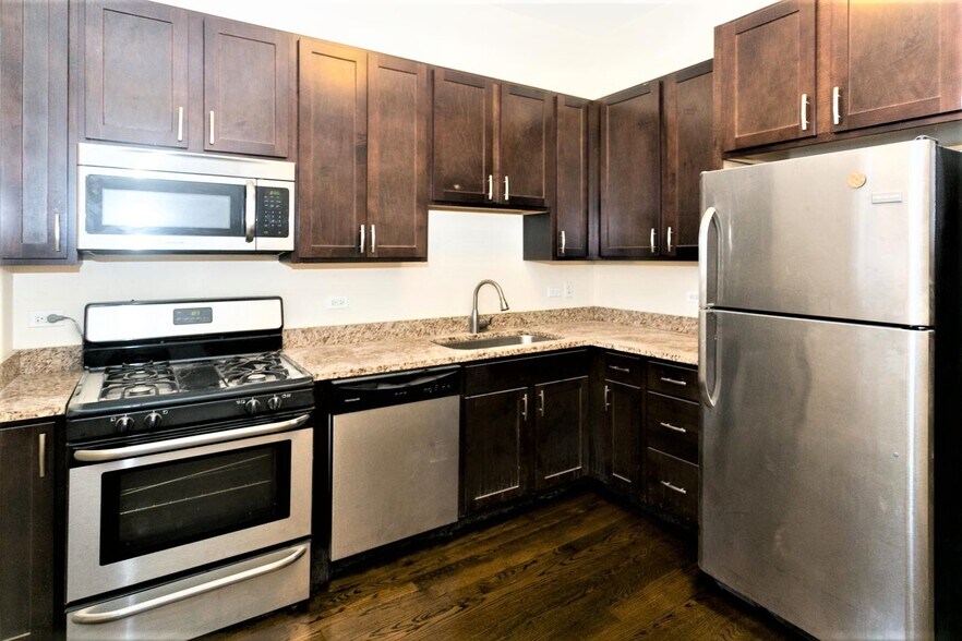 Building Photo - 1758 W Montrose Ave