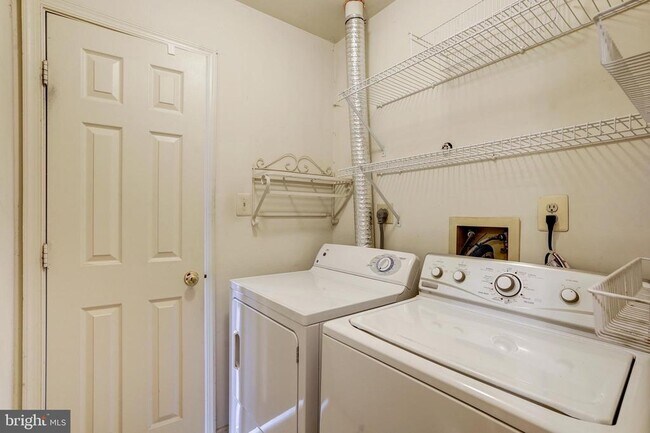 Building Photo - 5518 Sully Lake Dr