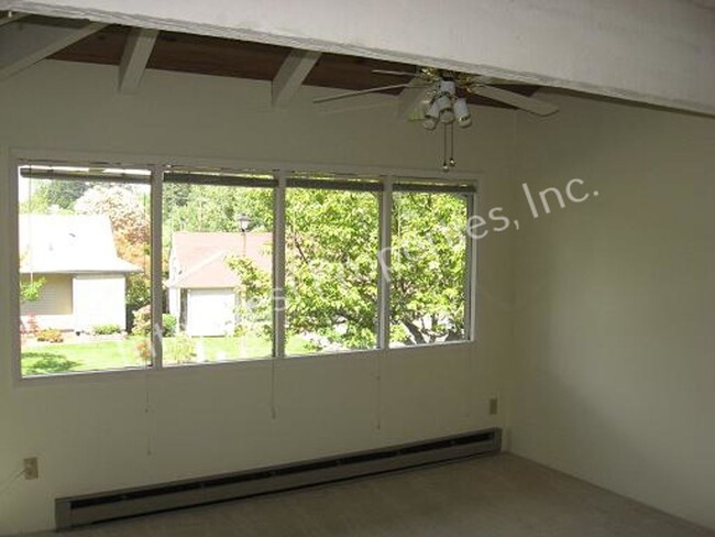 Building Photo - 3 BR Townhome- Wonderful Privacy Deck in B...