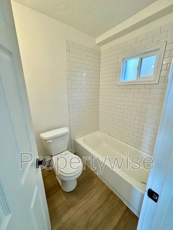 Building Photo - 420 20th St