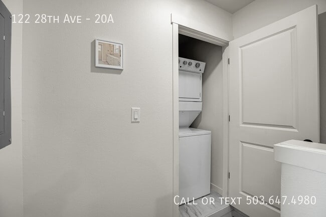 Building Photo - 122 SE 28th Ave