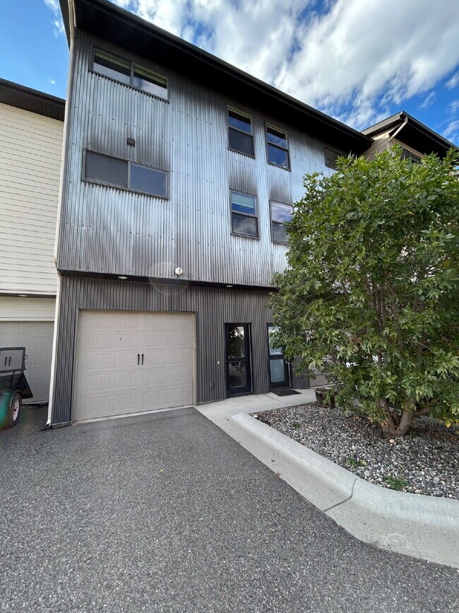 Building Photo - Upgraded 2 Bed, 1.5 Bath Townhouse with St...