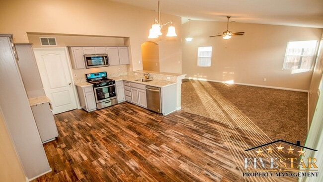 Building Photo - House for Rent in SouthWest Bakersfield