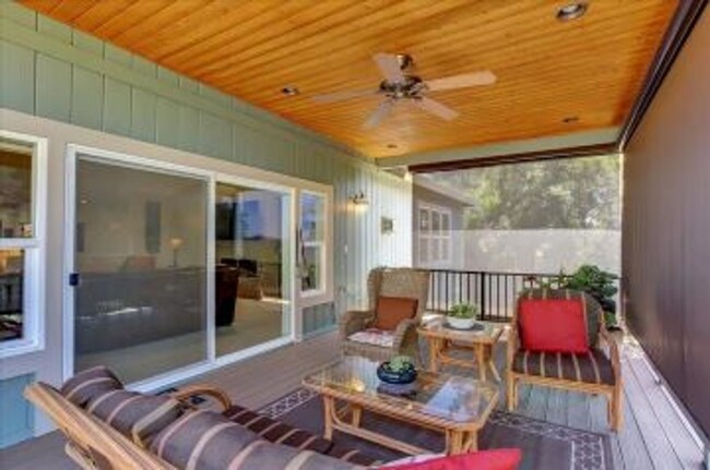 Building Photo - Lake View, 5 bedroom, 3 bath home in gated...