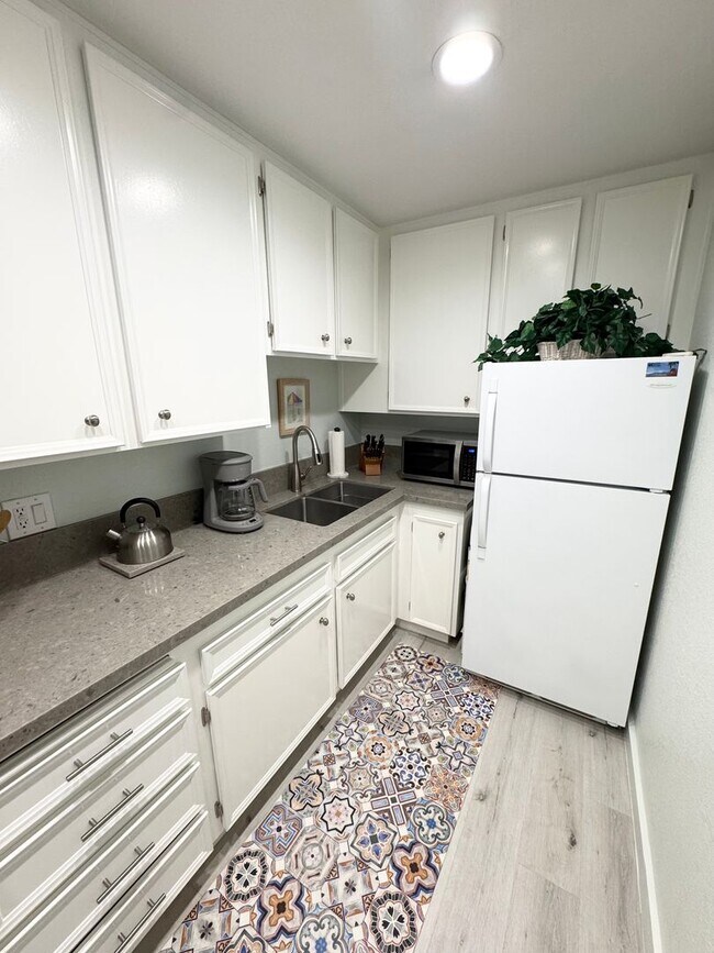 Building Photo - Long Term - Beautifully Updated 1 Bedroom Condo in Palm Springs Villas II