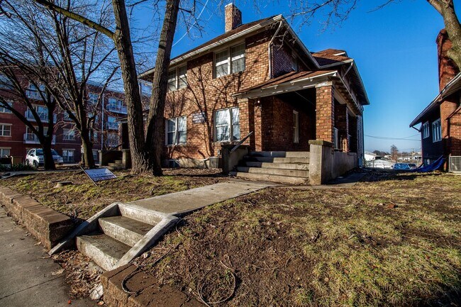 Building Photo - 1107-1109 E Walnut