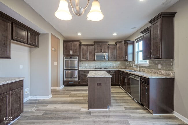 Building Photo - 5764 Bluff View Ln