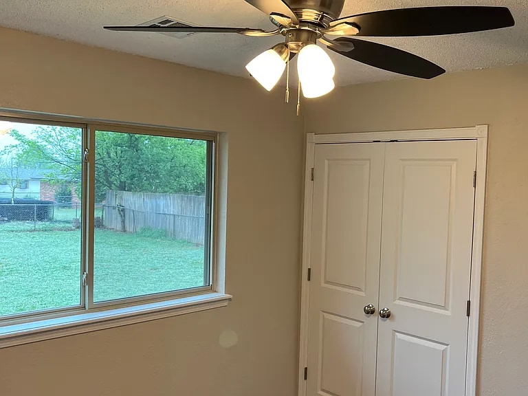 Building Photo - 1006 Tyler Ave NW