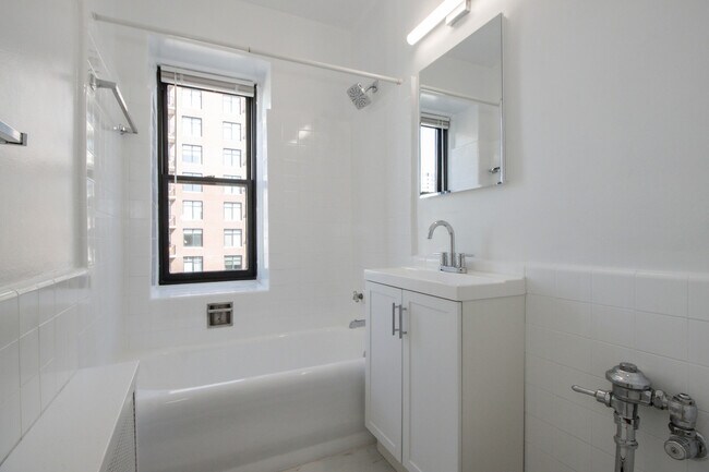 Building Photo - 1100 N Dearborn St