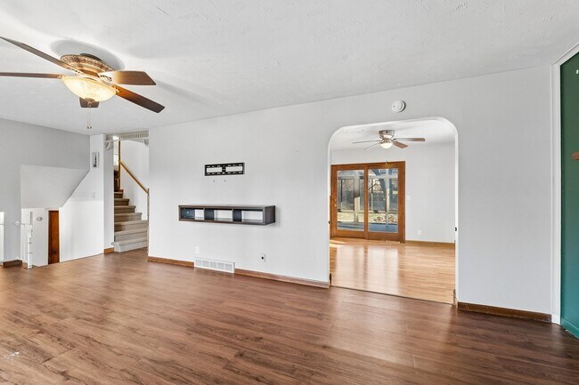 Building Photo - Sun Room!