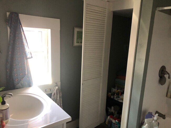 Building Photo - AVAILABLE JUNE - 2 BED 1 BATH