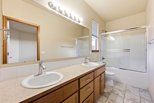 Building Photo - Vaulted Ceilings, A/C & Fully Fenced Yard – Beautiful 3-Bedroom Olympia Home!