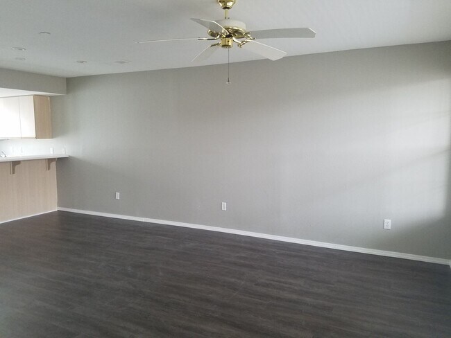 Building Photo - Beautiful Two Bedroom 2 bath Apartment wit...