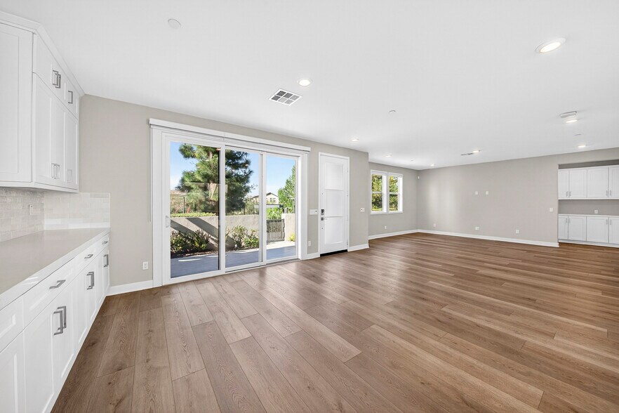 Building Photo - 346 Chorus