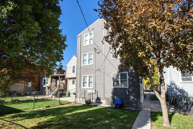 Building Photo - 2251 W Montrose Ave
