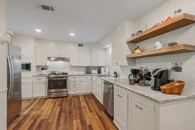 Building Photo - 608 S 21st Ave