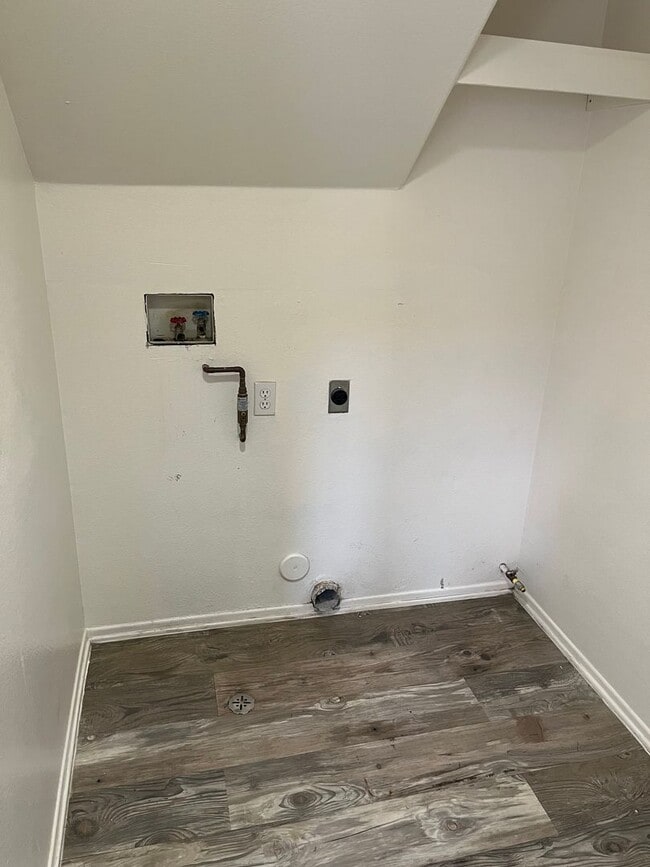 Building Photo - Spacious 4br/3ba Single Family Residence i...