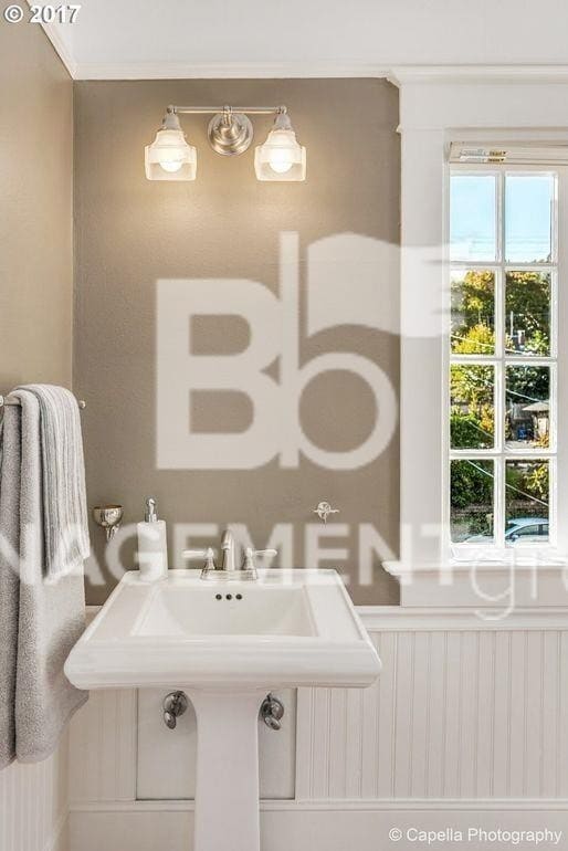 Building Photo - Johns Landing - Charming Home Near Downtown Portland. Large Gourmet Kitchen!