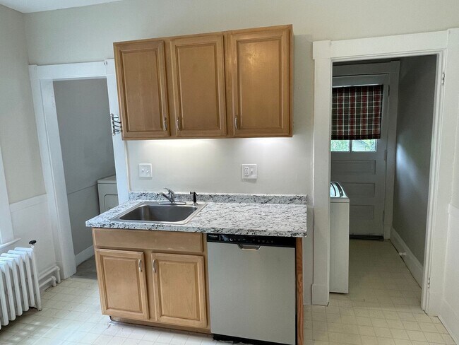 Building Photo - 135/137 Whitney