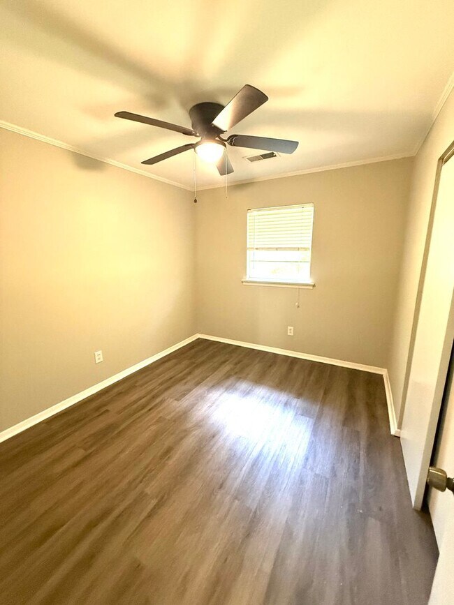 Building Photo - 1826 Pinecrest Dr