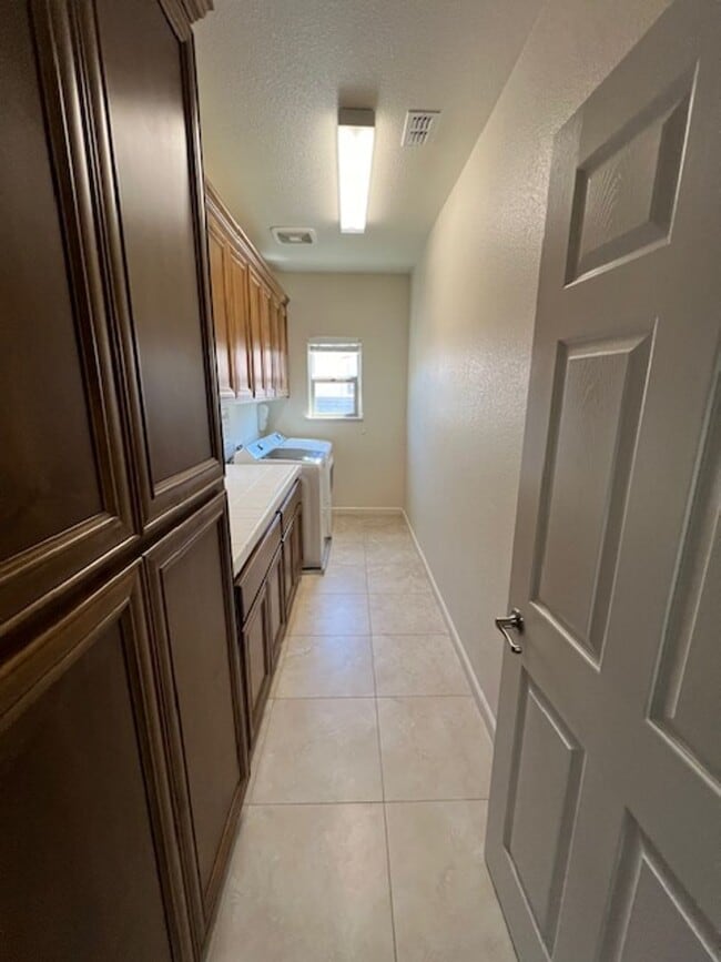Building Photo - Beautiful 5 Bedroom Home in Crocker Ranch ...