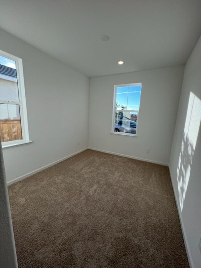 Building Photo - Beautiful 3 Bedroom and 2 Bathroom Home in Lincoln $2,995.00