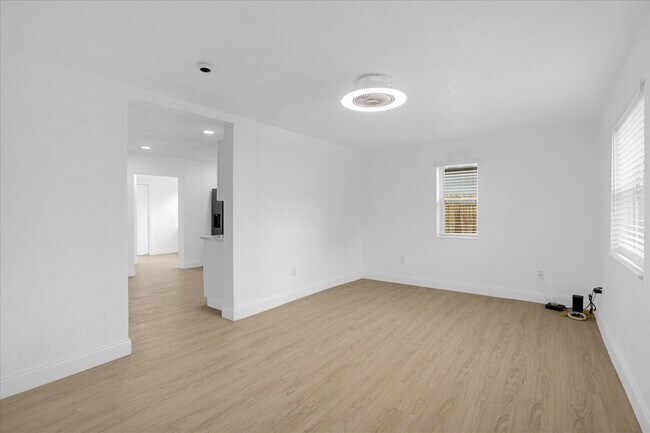 Building Photo - 812 W Miller St