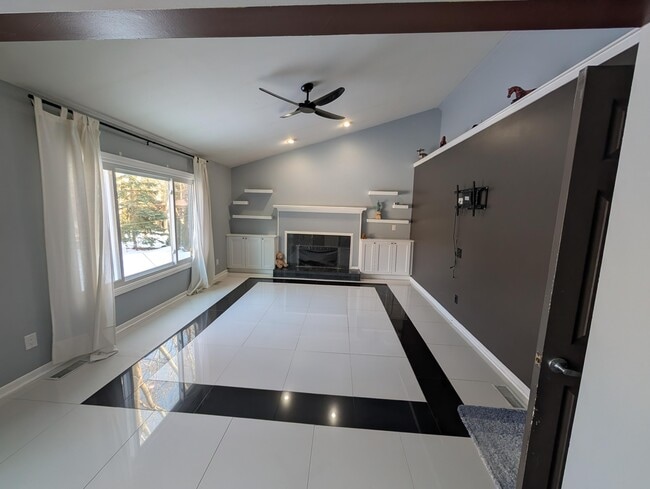 Building Photo - 7074 Foxridge Dr