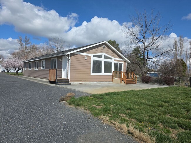 Primary Photo - Lake house on 1/2 acre