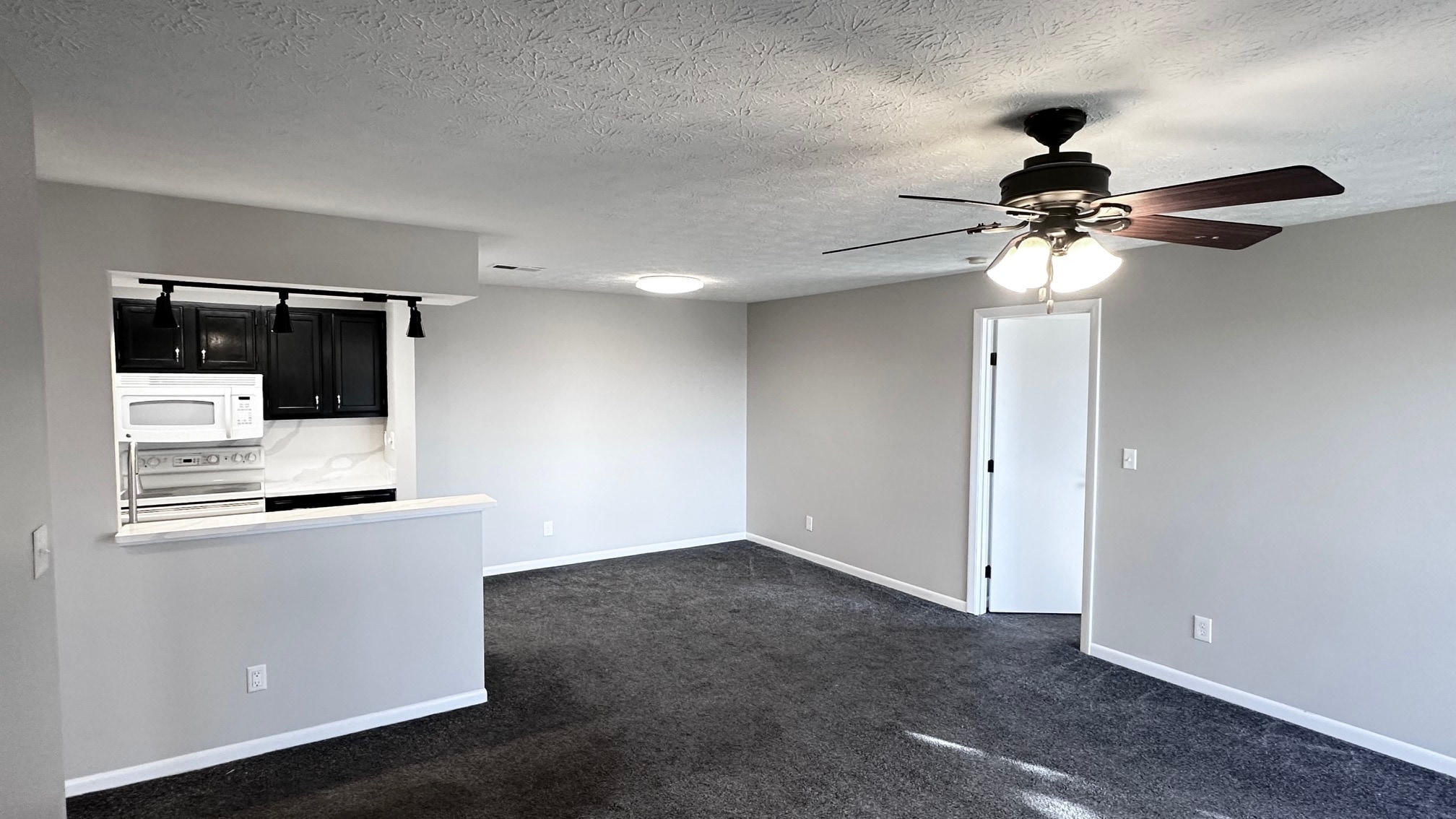 Building Photo - 8919 Eagleview Dr